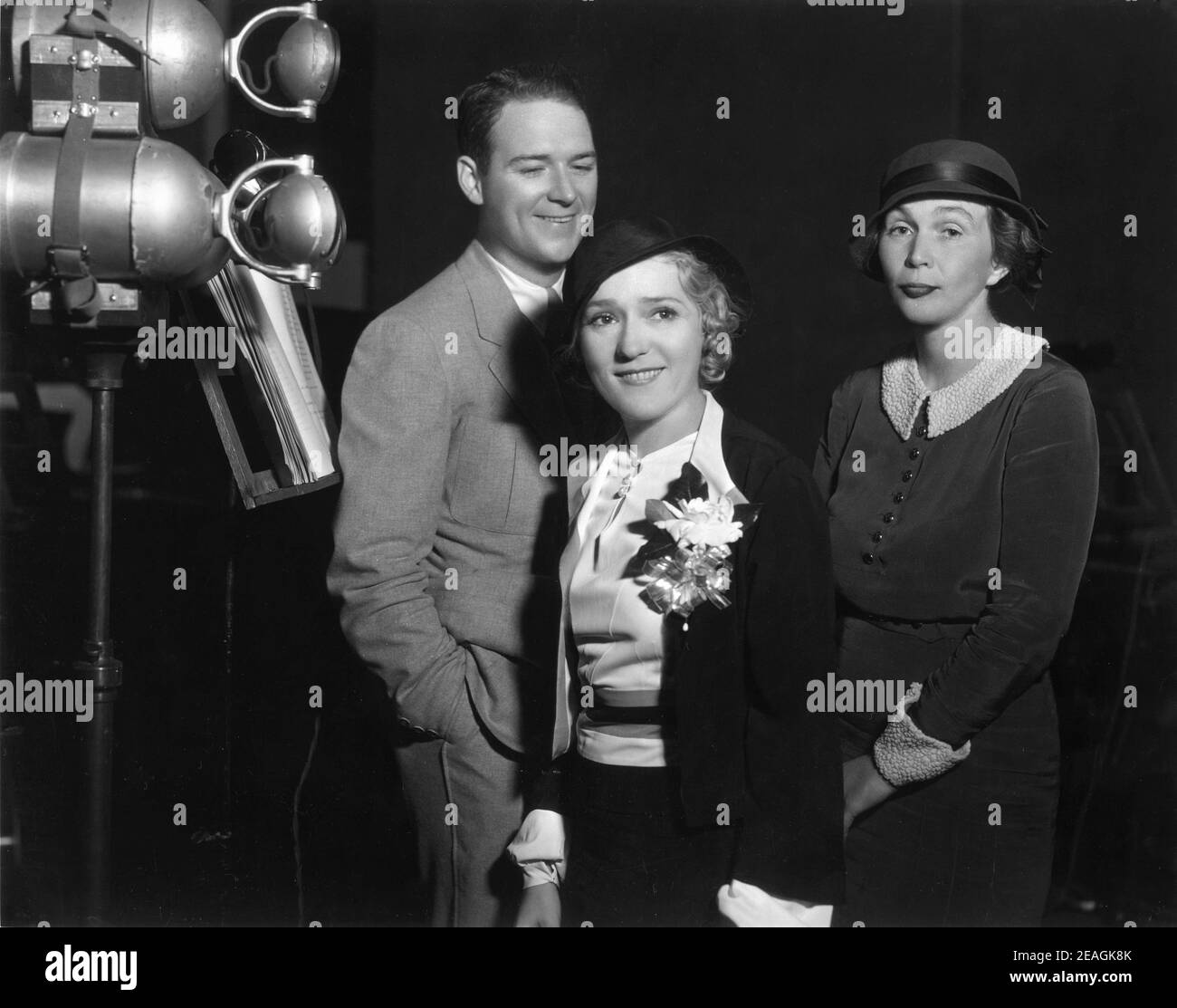 Schauspieler WILLIAM GARGAN als Zeremonienmeister mit MARY PICKFORD und Schriftstellerin und Zeitungsreporterin ADELA ROGERS St. JOHN, die bei einer der wöchentlichen Radiosendungen von HOLLYWOOD AUF SENDUNG um Oktober 1932 RKO Radio Pictures Werbefoto erschien Stockfoto