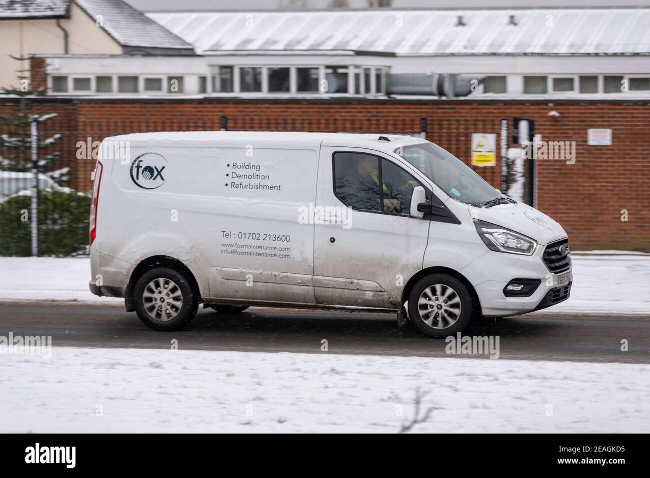 Fox Maintenance Kleinunternehmen Bauindustrie van fahren in Southend on Sea, Essex, Großbritannien, mit Schnee von Storm Darcy. Lokales Familienunternehmen Stockfoto