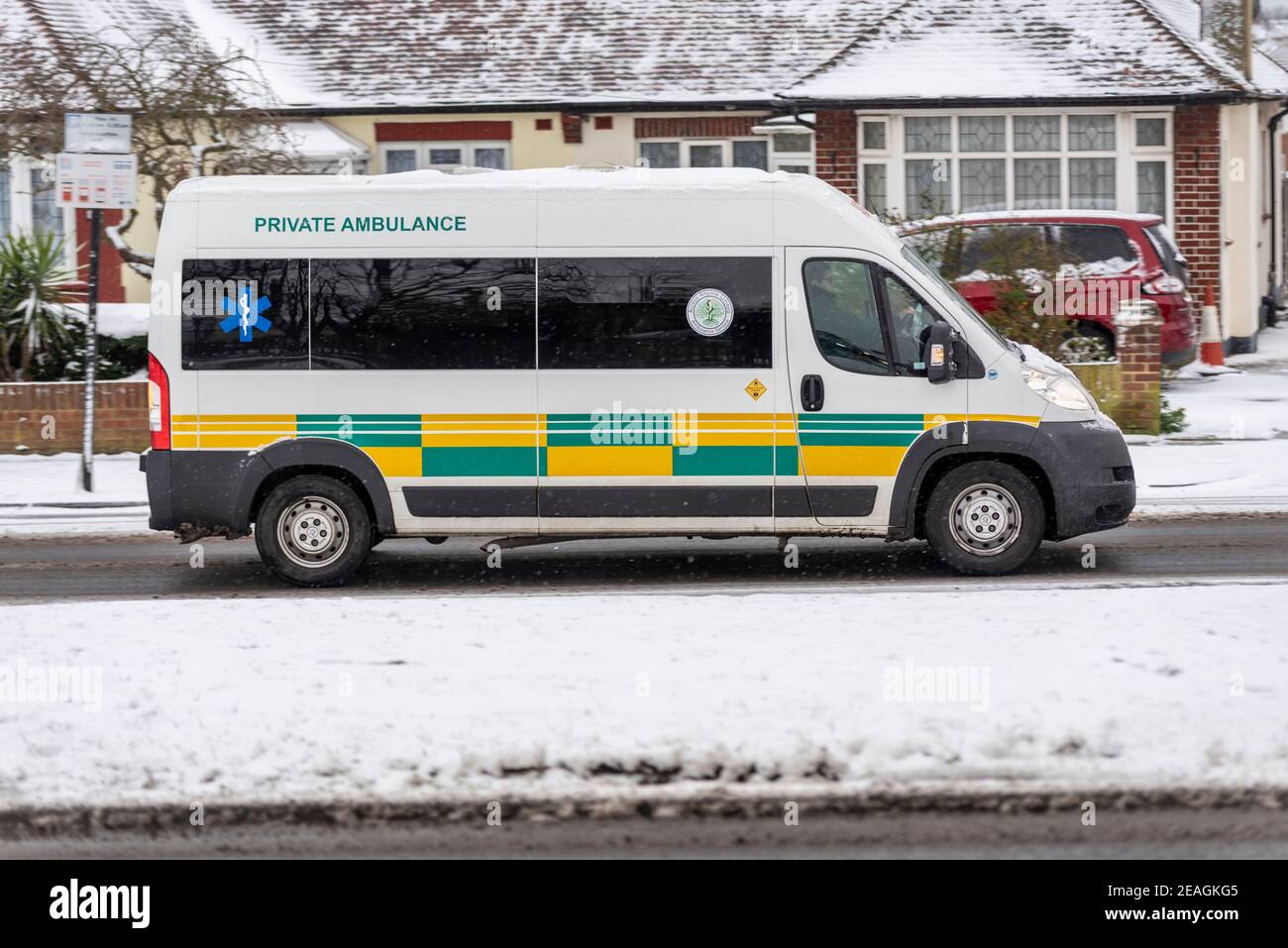 Privater Krankenwagen fährt in Southend on Sea, Essex, Großbritannien, mit Schnee von Storm Darcy. Access anyone Ltd Ambulance Division, nicht-Notfall-Transport Stockfoto