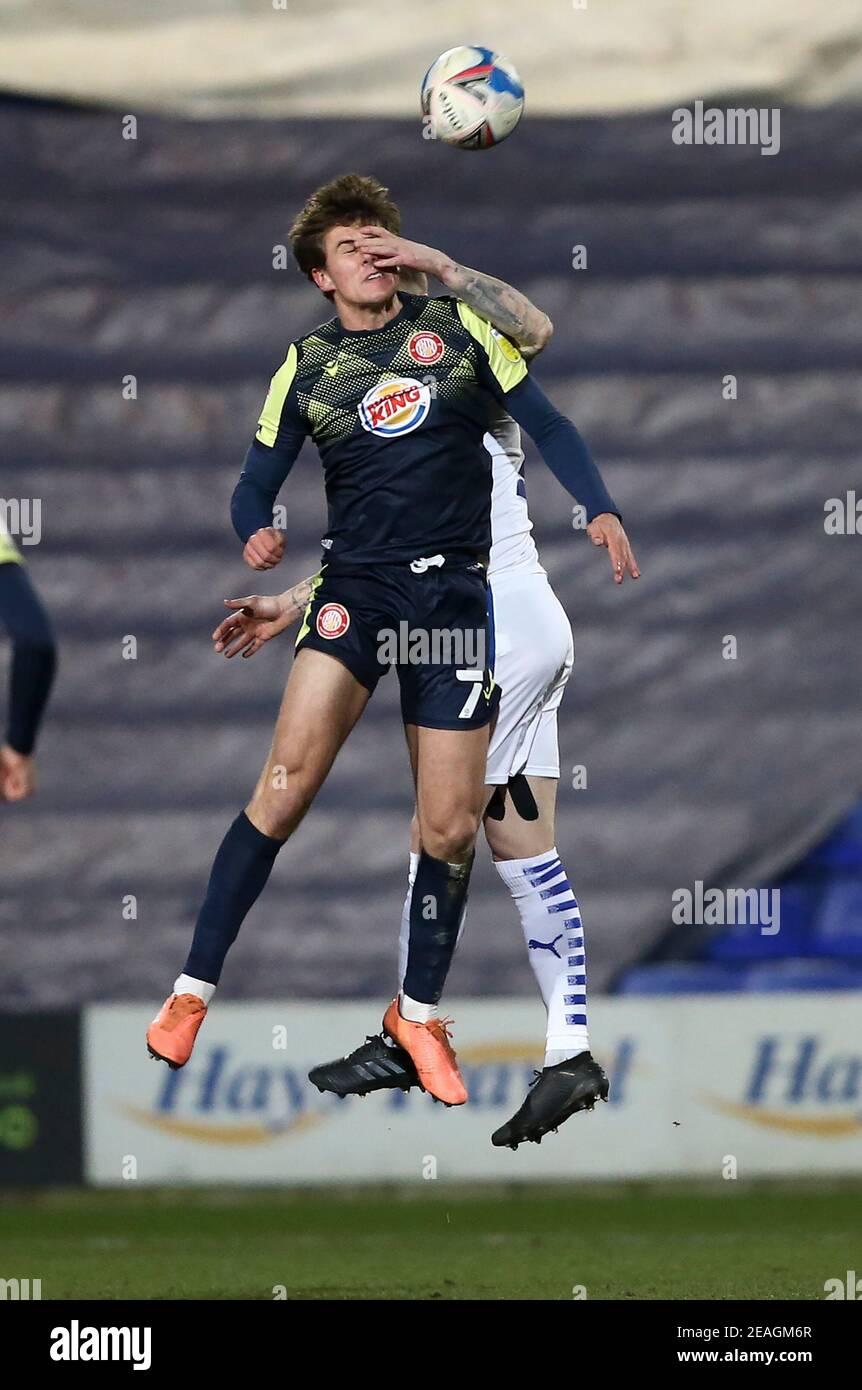 Birkenhead, Großbritannien. Februar 2021, 09th. Charlie Carter von Stevenage springt mit Peter Clarke von Tranmere Rovers. EFL Skybet Football League Two match, Tranmere Rovers gegen Stevenage im Prenton Park, Birkenhead, Wirral am Dienstag, 9th. Februar 2021. Dieses Bild darf nur für redaktionelle Zwecke verwendet werden. Nur redaktionelle Verwendung, Lizenz für kommerzielle Nutzung erforderlich. Keine Verwendung in Wetten, Spiele oder ein einzelner Club / Liga / Spieler Publikationen.pic von Chris Stading / Andrew Orchard Sport Fotografie / Alamy Live News Kredit: Andrew Orchard Sport Fotografie / Alamy Live News Stockfoto