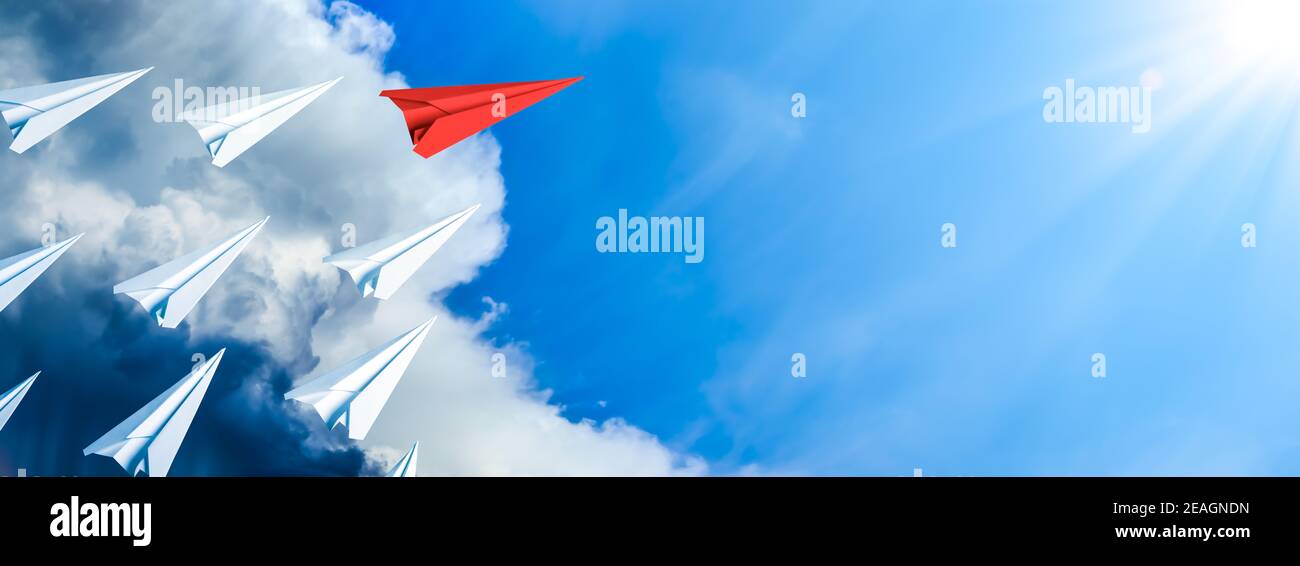 Red Paper Airplane Führende Flotte Kleiner Weißer Flugzeuge Entfernt Vom Herannahenden Sturm Zum Blauen Himmel Und Zur Sonne - Führung Konzept Stockfoto