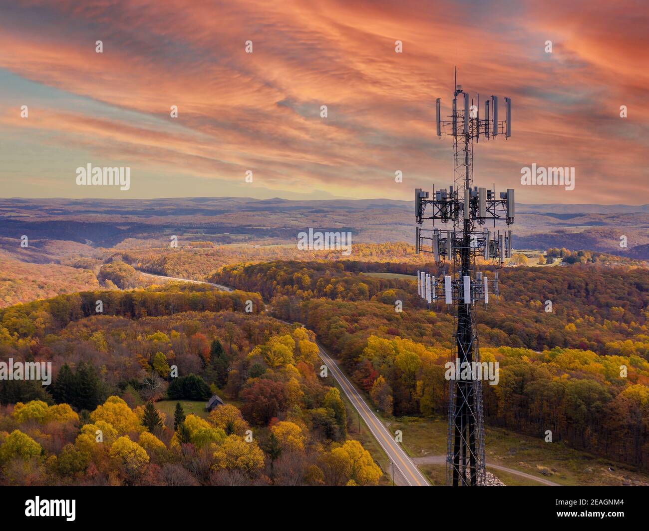 Luftaufnahme des Mobilfunkmastes über bewaldeten ländlichen Gebieten Gegend von West Virginia, um den Mangel an Breitband-Internet zu veranschaulichen Service Stockfoto