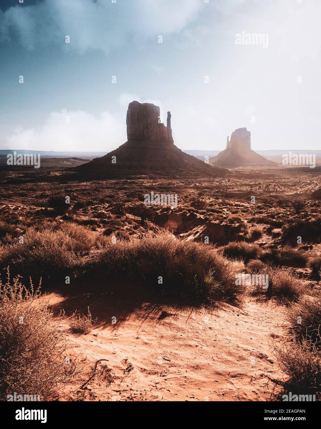 Die West- und East Fäustlinge stehen vor der Skyline im Monument Valley, Arizona/Utah Grenze. Stockfoto