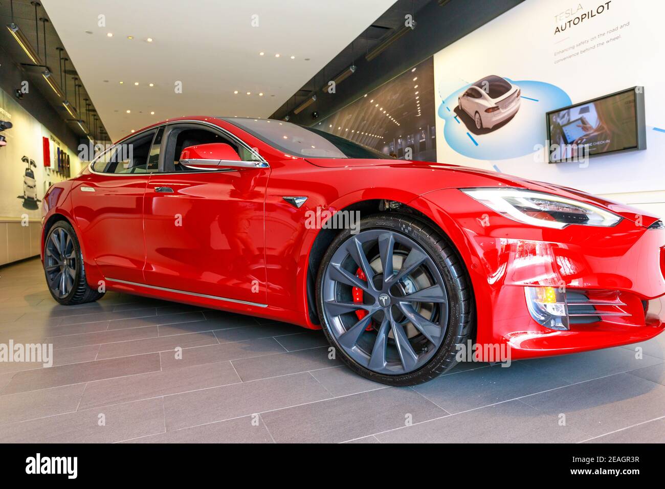 Los Angeles, California, Vereinigte Staaten von Amerika - 21. August 2018: Rotes Tesla-Elektroauto, Modell S, in Santa Monica Tesla Geschäft von Los Angeles. Stockfoto