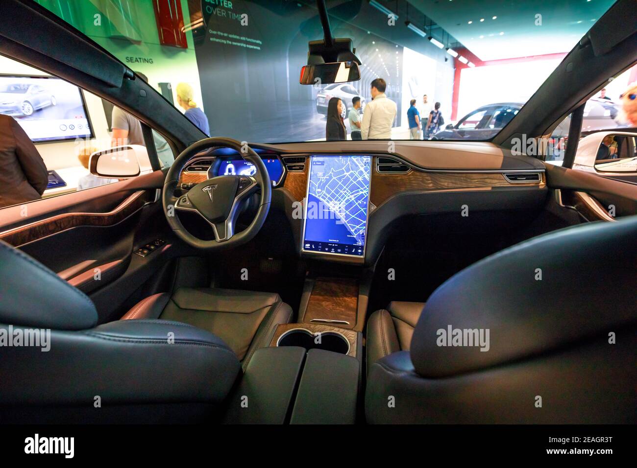 Los Angeles, California, Vereinigte Staaten von Amerika - 21. August 2018: Innenraum des Tesla elektrischen Modell X SUV mit Navigator in Santa Monica Tesla Store Stockfoto
