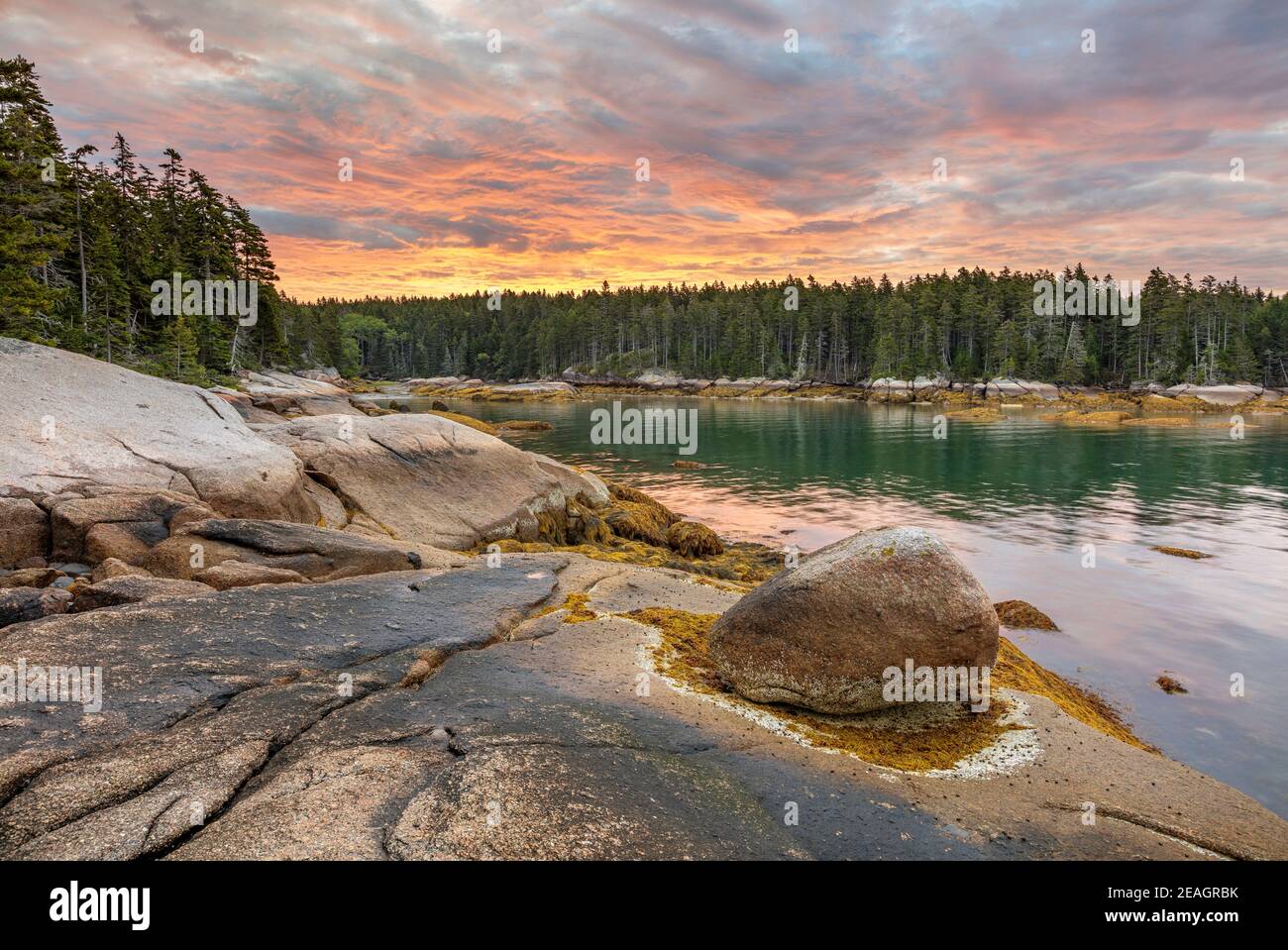 Deer Isle, Maine: Farbenfroher Sonnenaufgang an der Küste der Jericho Bay Stockfoto