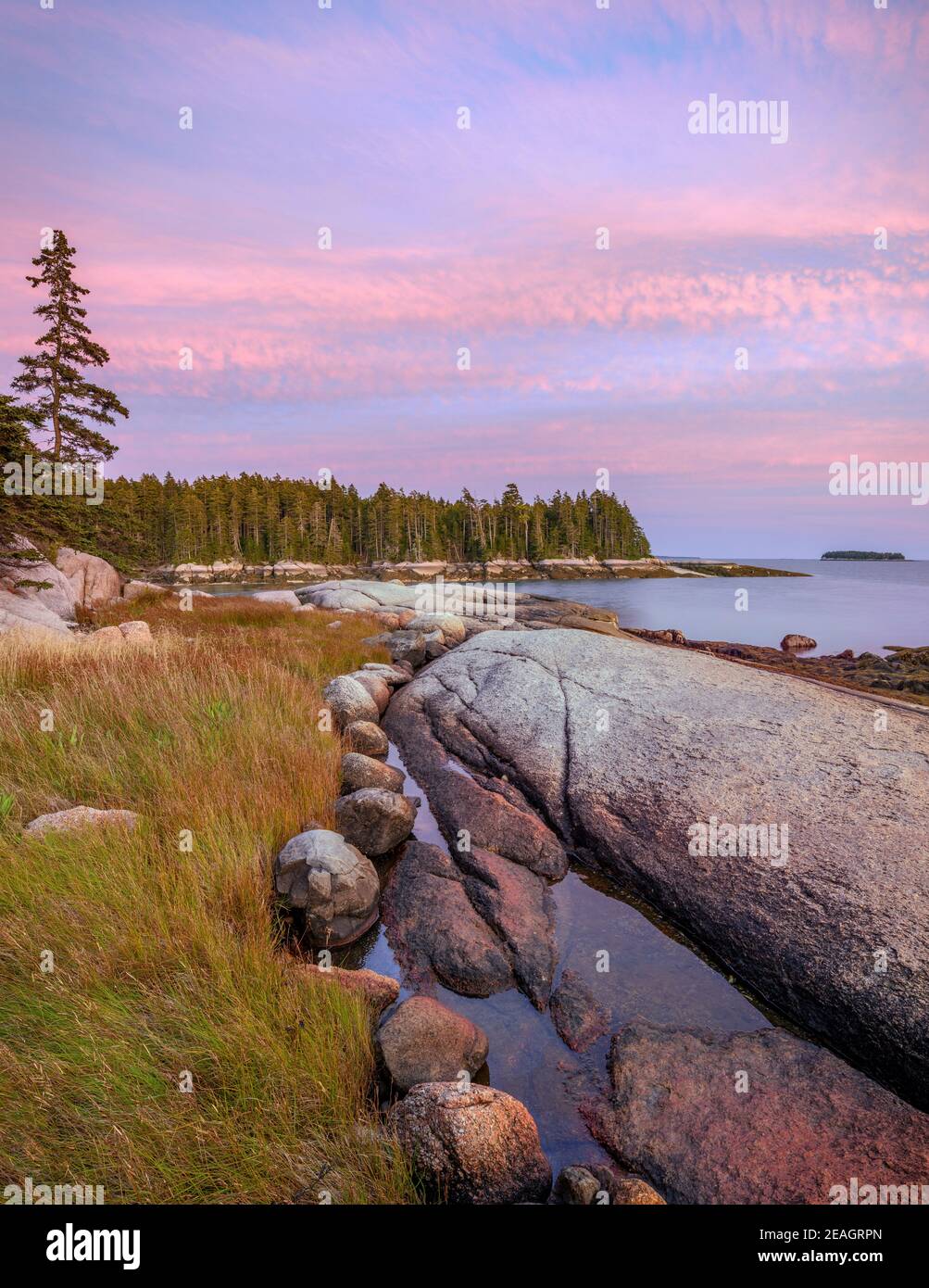 Deer Isle, Maine: Farbenprächtiger Sonnenuntergang entlang der Küste der Jericho Bay Stockfoto