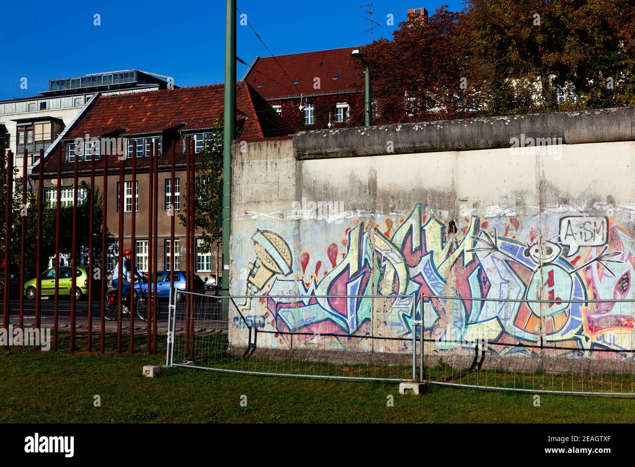 Berlin, Deutschland Berlin, Deutschland ein Teil der Gedenkstätte Berliner Mauer ist die tatsächlich erhaltene Berliner Mauer. Andere Teile sind Skulptur (links), wo die Wand Stockfoto