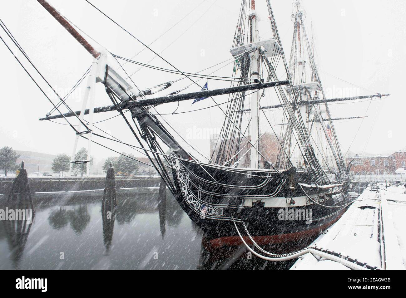 Boston, Usa. Februar 2021, 07th. Die US Navy Segelschiff USS Constitution ist mit Schnee während eines Wintersturms auf der historischen Charlestown Navy Yard 7. Februar 2021 in Boston, Massachusetts bedeckt. Die Verfassung, ist das älteste beauftragte Kriegsschiff über Wasser, und spielte eine entscheidende Rolle in den Barbarenkriegen und dem Krieg von 1812, aktiv verteidigen Seewege von 1797 bis 1855. Quelle: Planetpix/Alamy Live News Stockfoto