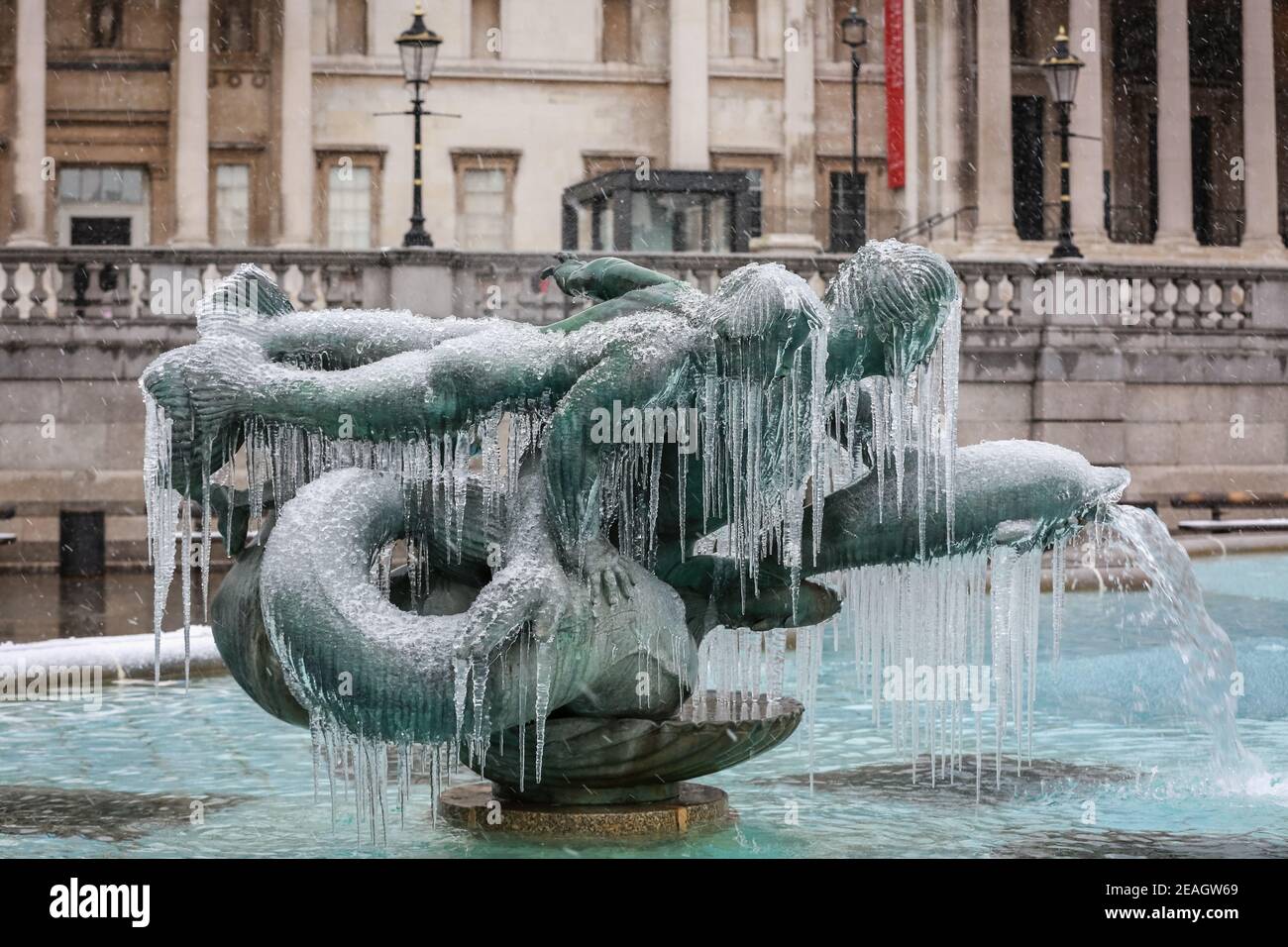 London, Großbritannien. Februar 2021, 09. UK Wetter: Ein eisbedeckter gefrorener Brunnen am Trafalgar Square. Kaltes Wetter durch Sturm Darcy verursacht. Quelle: Waldemar Sikora Stockfoto