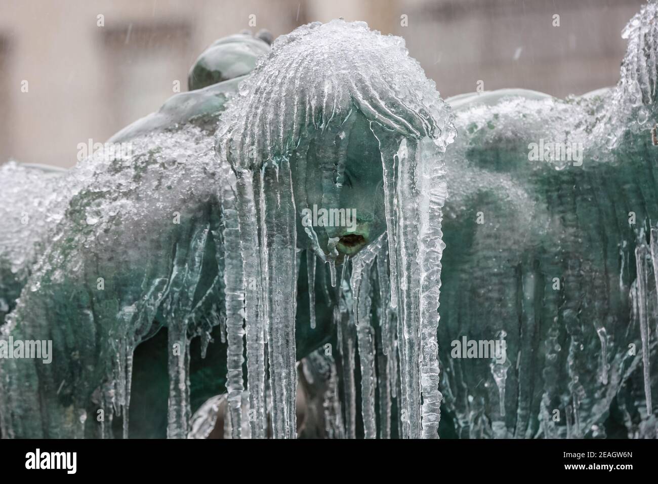 London, Großbritannien. Februar 2021, 09. UK Wetter: Ein eisbedeckter gefrorener Brunnen am Trafalgar Square. Kaltes Wetter durch Sturm Darcy verursacht. Quelle: Waldemar Sikora Stockfoto