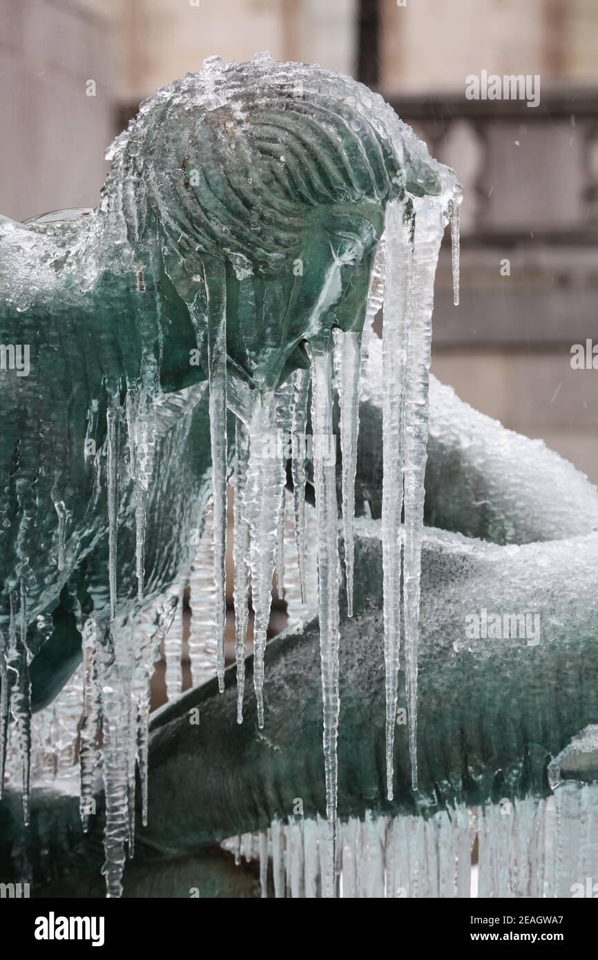 London, Großbritannien. Februar 2021, 09. UK Wetter: Ein eisbedeckter gefrorener Brunnen am Trafalgar Square. Kaltes Wetter durch Sturm Darcy verursacht. Quelle: Waldemar Sikora Stockfoto