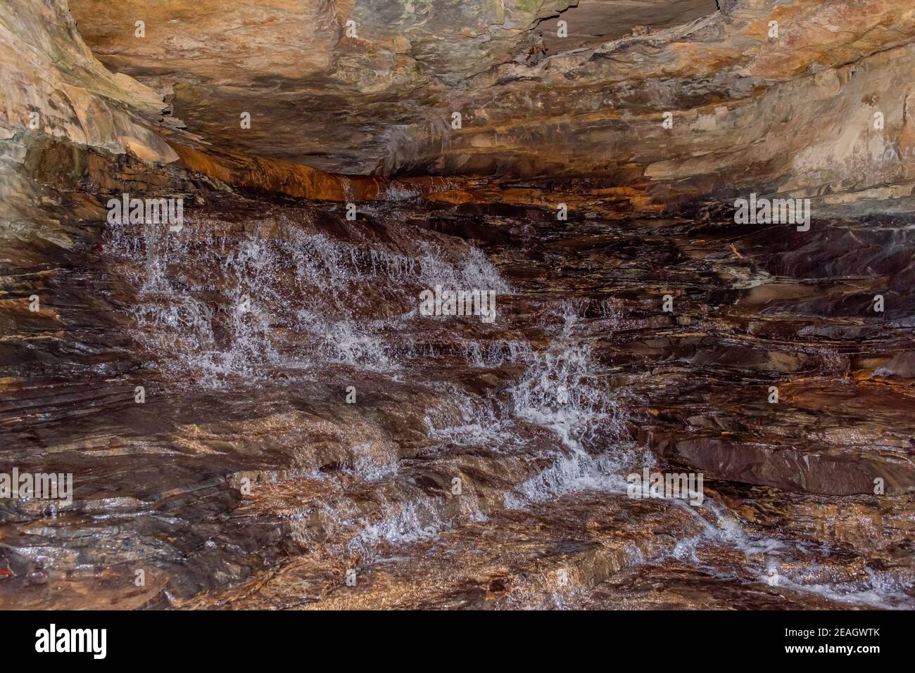 Wasserfall in einer Höhle auf Cave Branch im Carter Caves State Park in Kentucky Stockfoto