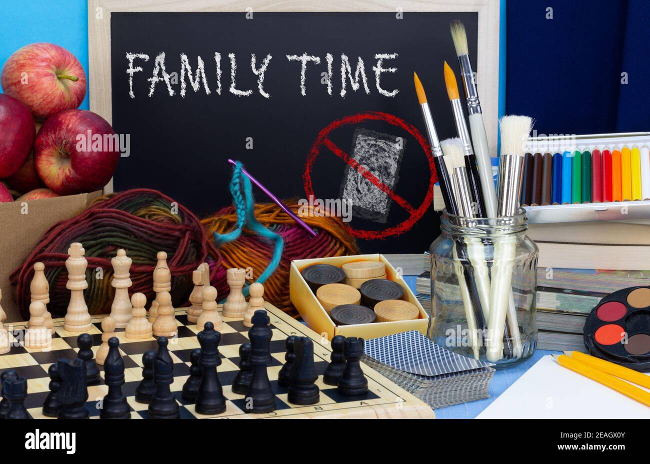 Familienzeit mit Gerät kostenlos Symbol Zeichen auf dem Tisch mit Spielen, Kunst und Handwerk Material und Bücher. Förderung digitaler Abschalten, um sich wieder mit der Familie zu verbinden Stockfoto
