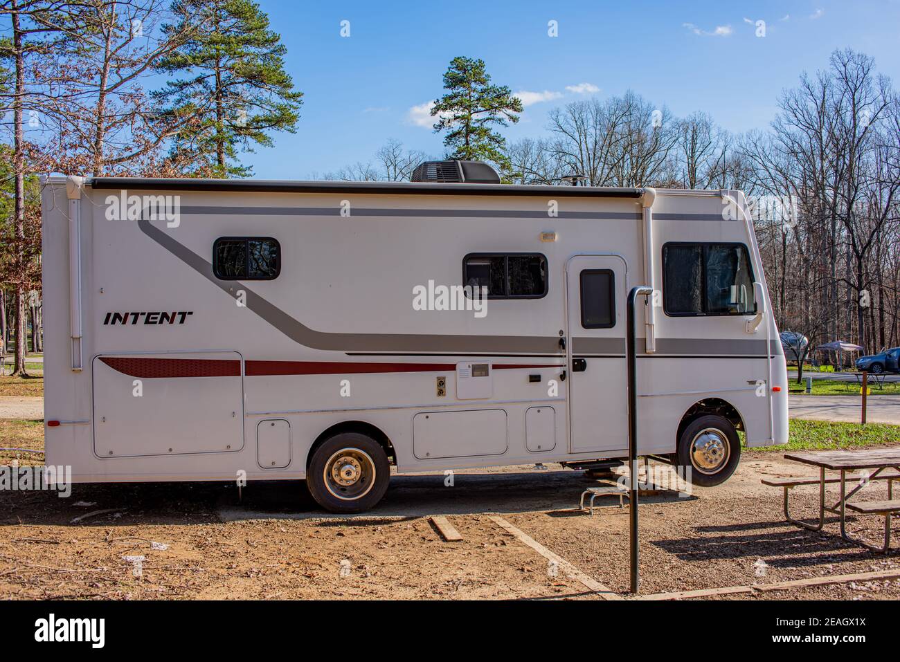 Freizeitfahrzeug auf dem Campingplatz im Carter Cave State Park in Kentucky, USA Stockfoto