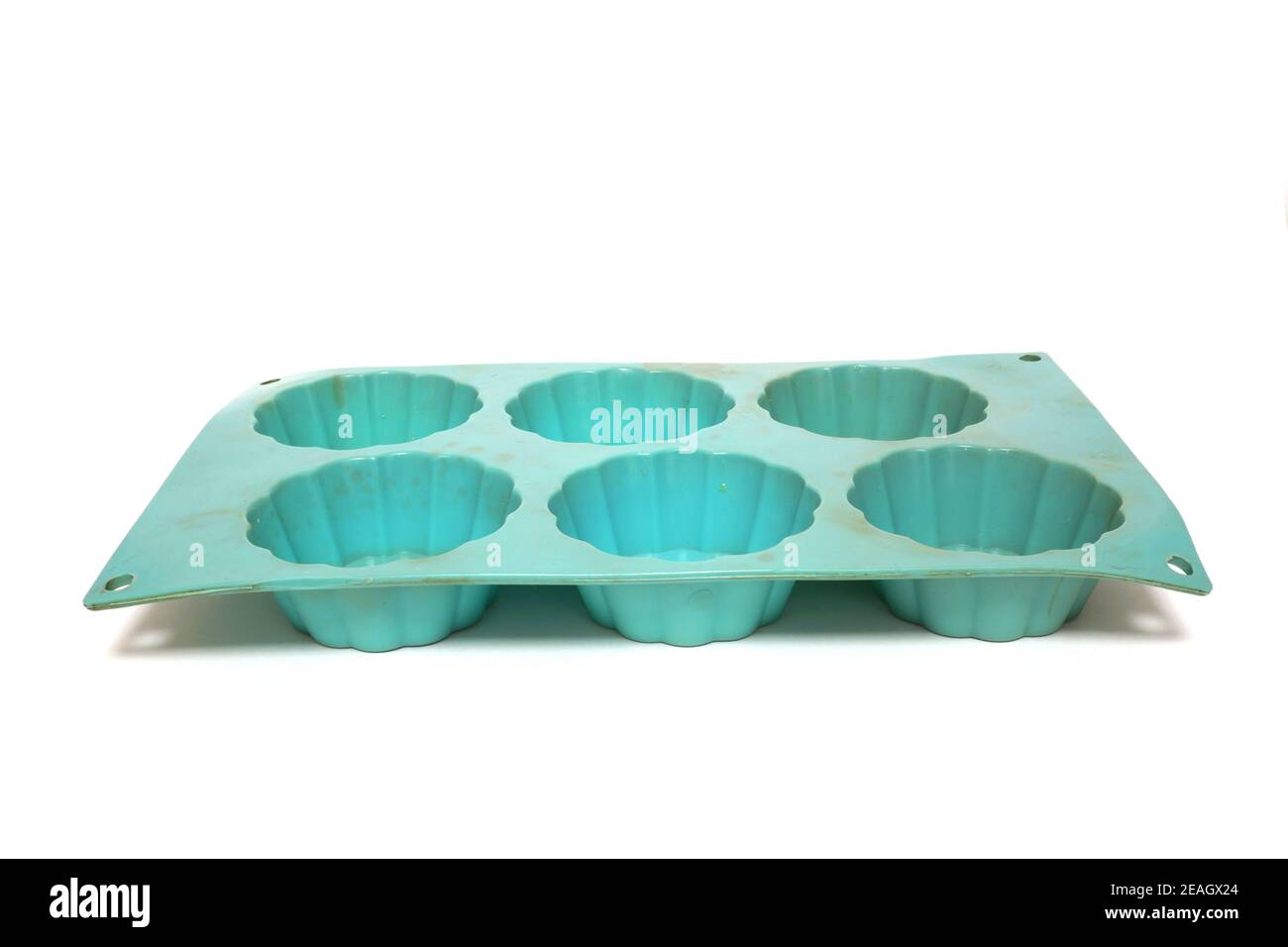 Blau verwendete Silikon Cupcake Form isoliert auf weißem Hintergrund Stockfoto