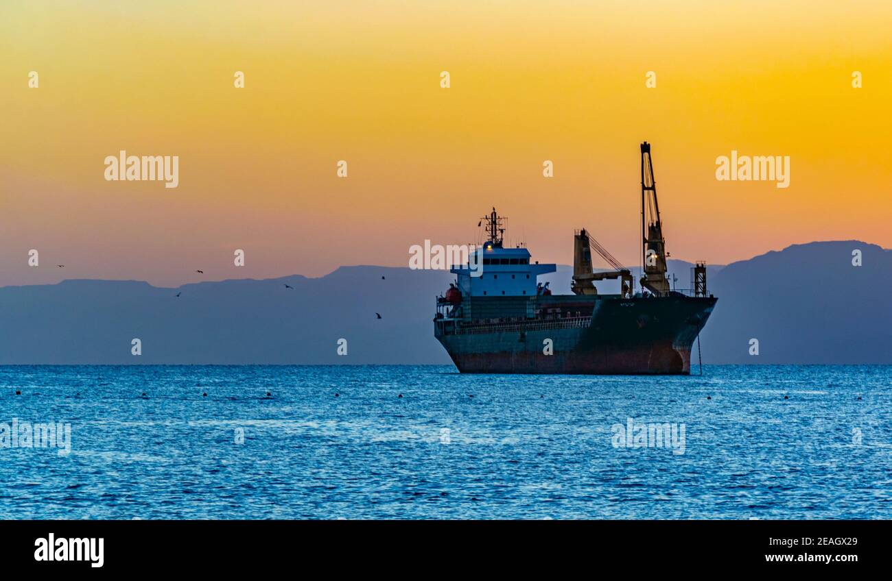 Sonnenuntergang Ansicht eines Frachtschiffes am golf von aqaba, Jordanien Stockfoto