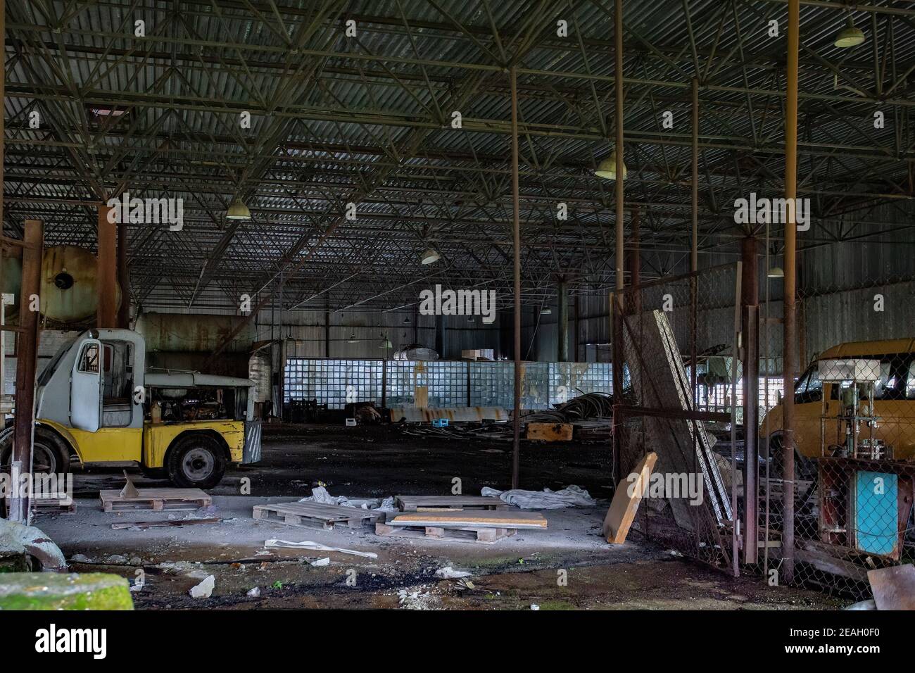 Alte, leere gebrochen Industriebau Innenraum verlassen. Stockfoto