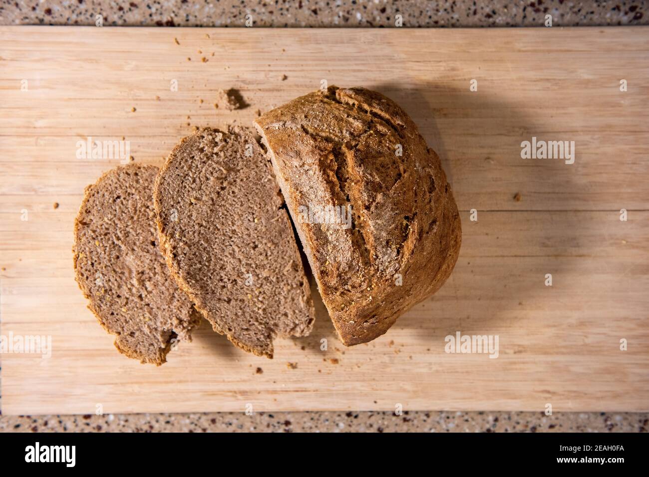 Ein frisch gebackenes und in Scheiben geschnittenes Brot. Serie Schritt-für-Schritt Herstellung hausgemachtes Brot. Bild 13 von 13 Stockfoto