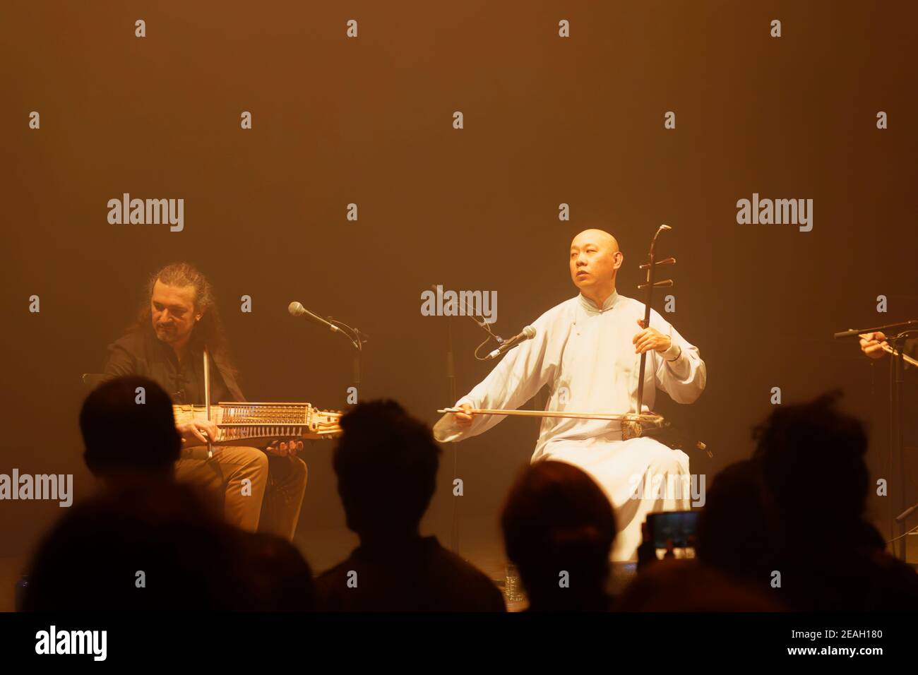 Paris, France,27th. Februar 2020. Duplessy & The Violins of the World treten in Paris auf. Stockfoto