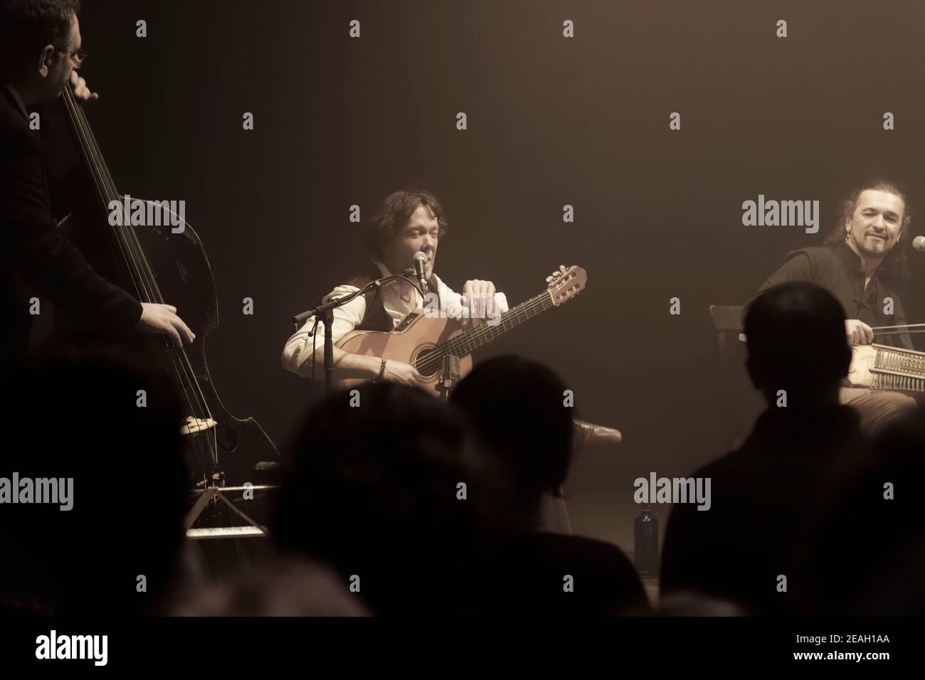 Paris, France,27th. Februar 2020. Duplessy & The Violins of the World treten in Paris auf. Stockfoto