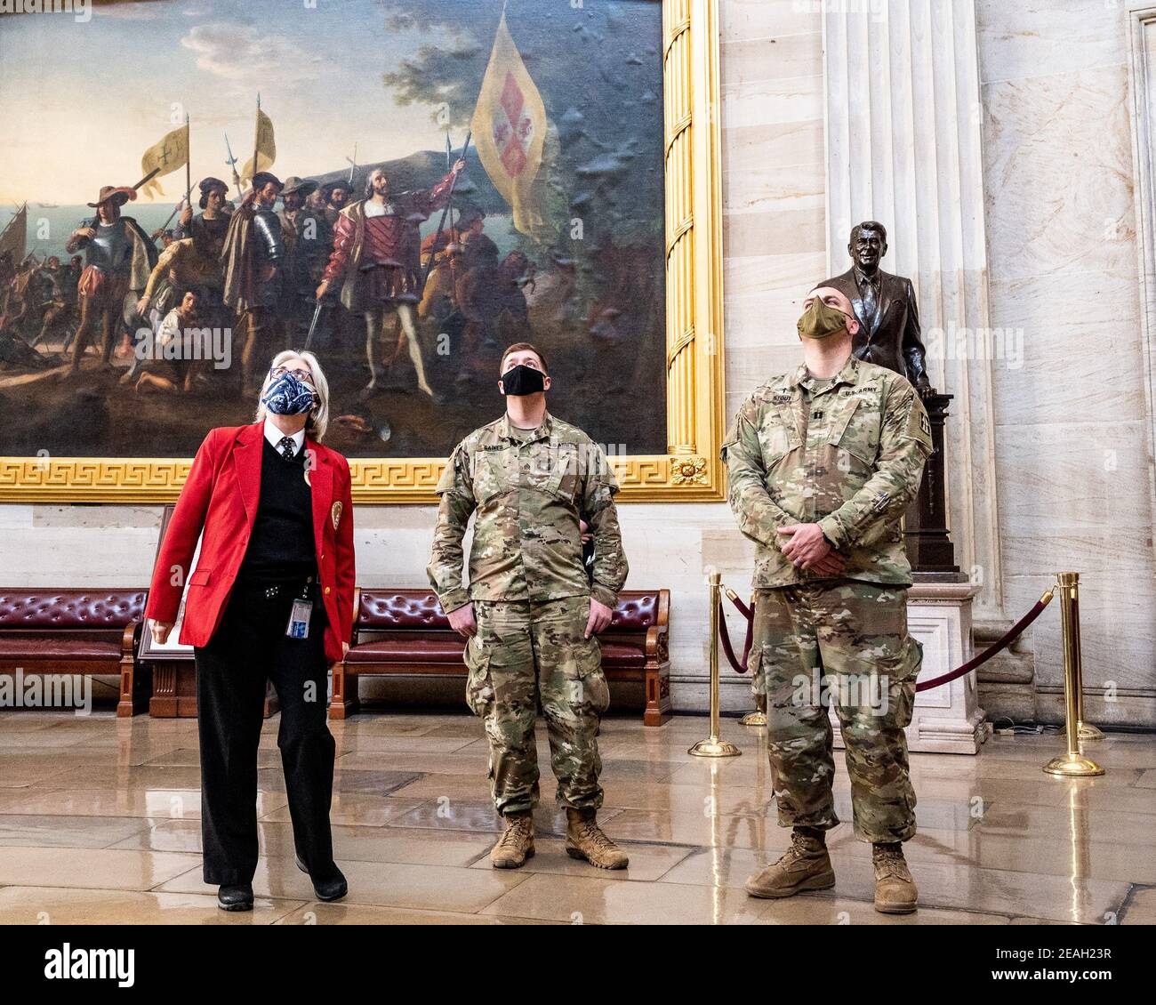 Washington, USA, 09th. Februar 2021. 9. Februar 2021 - Washington, DC, USA: Truppen der Nationalgarde in der Rotunde mit einem US-Kapitol-Reiseführer (rote Jacke) während einer Tour durch das Kapitol der Vereinigten Staaten. (Foto: Michael Brochstein/Sipa USA) Quelle: SIPA USA/Alamy Live News Stockfoto