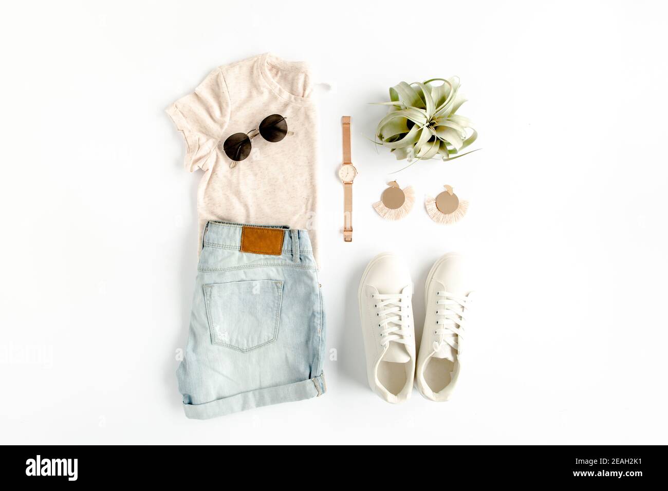Frau Sommerkleidung Reise, Collage auf weißem Hintergrund. Strohhut, Turnschuhe, Sonnenbrille und Shorts. Draufsicht, flach liegend. Stockfoto