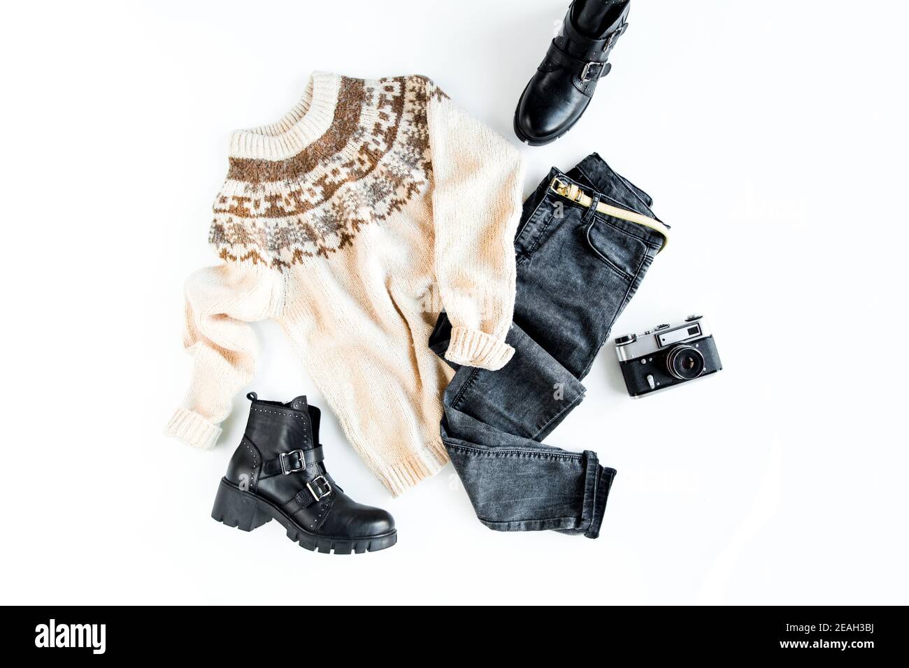 Frauen Mode Kleidung und Accessoires. Feminine Jugend Collage Draufsicht. Flache Damen-Optik mit warmem Pullover, Jeans, Stiefel. Draufsicht. Stockfoto