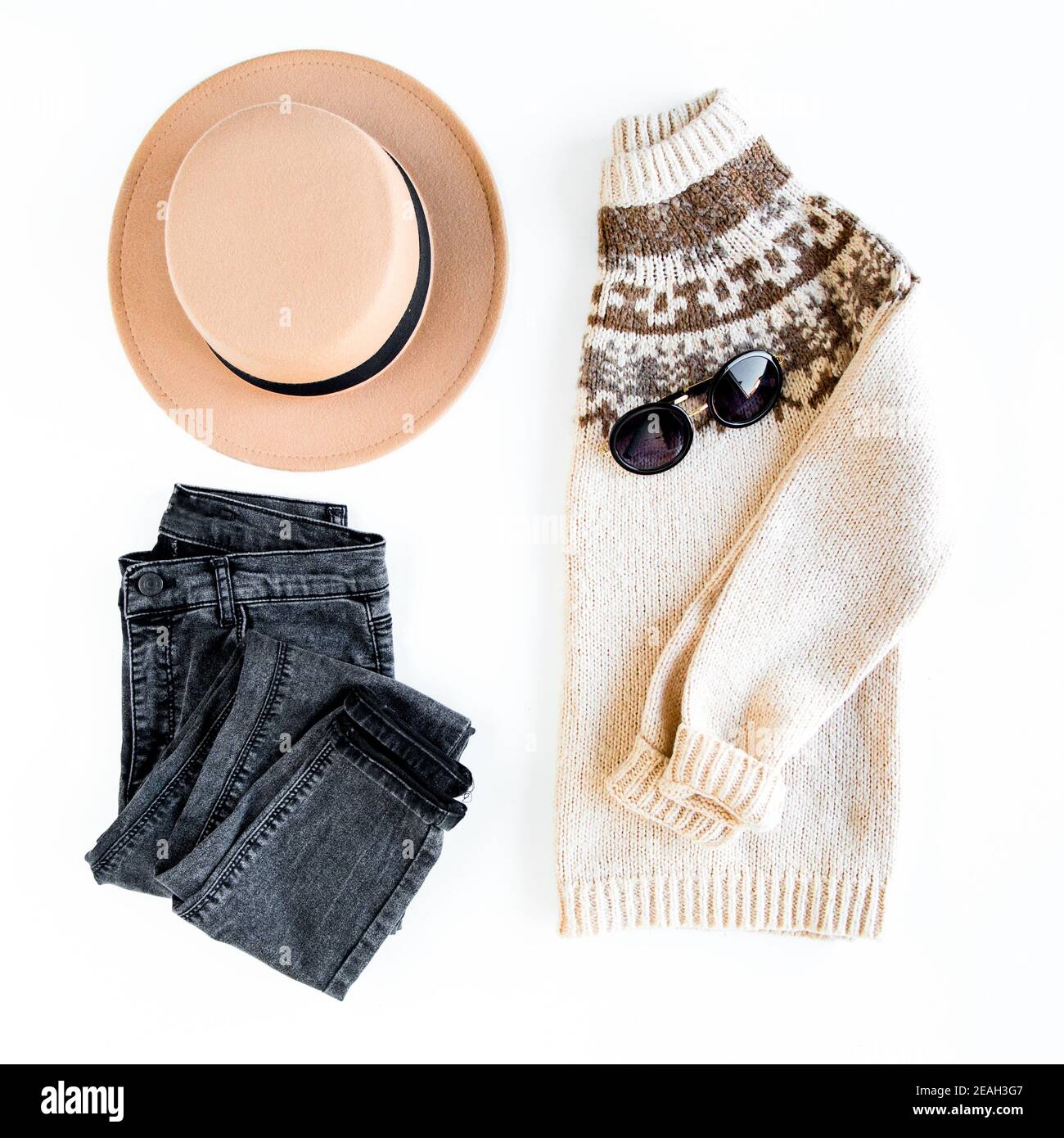 Frauen Mode Kleidung und Accessoires. Feminine Jugend Collage Draufsicht. Flache Damen-Optik mit warmem Pullover, Jeans, Stiefel. Draufsicht. Stockfoto