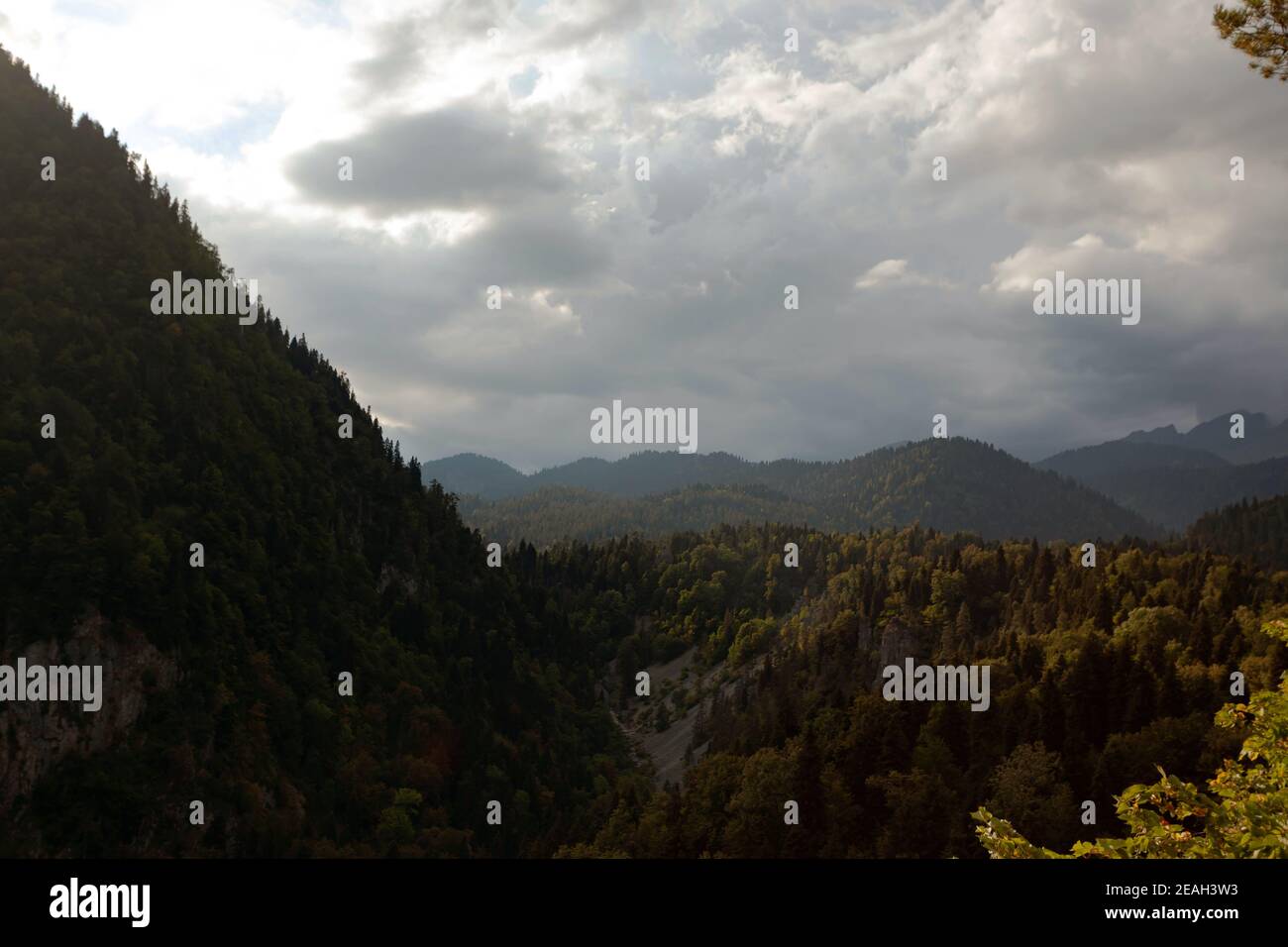 Berggipfel bei bewölktem Wetter Stockfoto