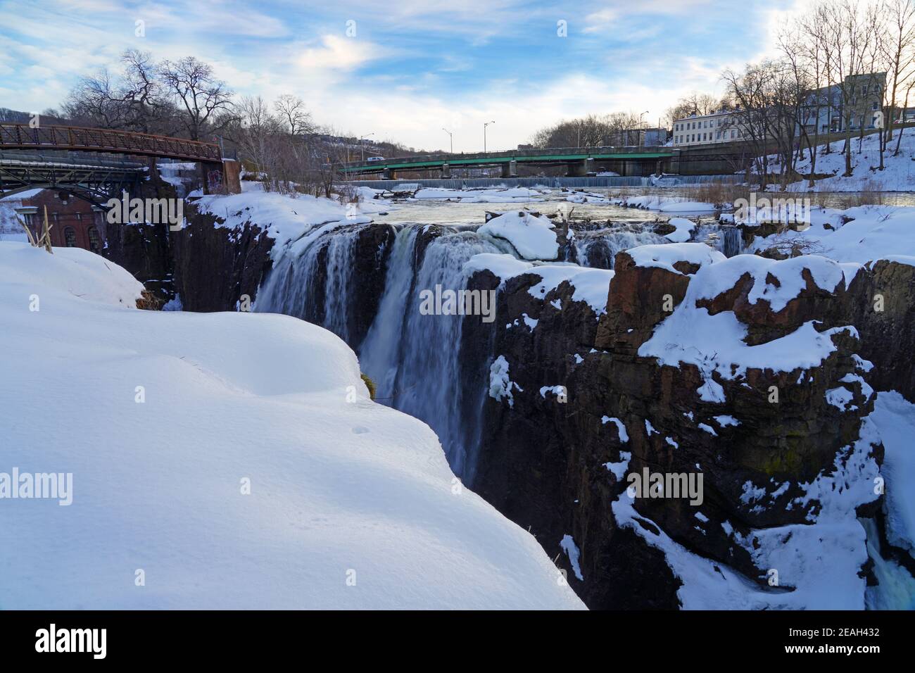 PATERSON, NJ -6 FEB 2021- Winteransicht der Great Falls des Passaic River, Teil des Paterson Great Falls National Historical Park in New Jersey Stockfoto