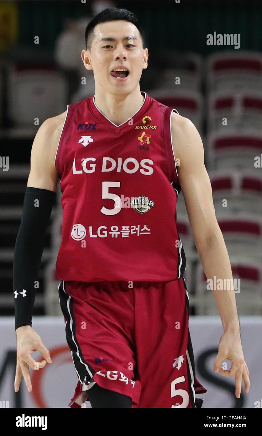 Februar 2021, 10th. Lee Gwan-hee in Aktion Lee Gwan-hee von Changwon LG Sakers feiert am 9. Februar 2021 einen Punkt während eines Spiels der koreanischen Basketball League gegen die Goyang Orion Oroins am Changwon Gymnasium in Changwon, Provinz Süd-Gyeongsang. Kredit: Yonhap/Newcom/Alamy Live Nachrichten Stockfoto