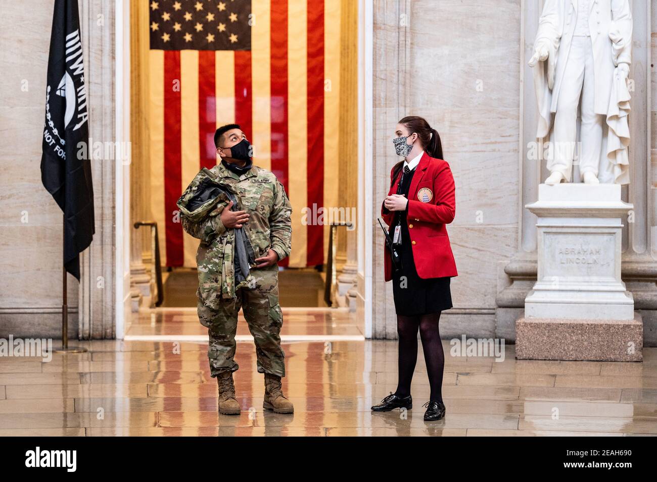 Washington, Usa. Februar 2021, 09th. Soldat der Nationalgarde in der Rotunde mit dem US-Capitol-Reiseführer (rote Jacke) während einer Tour durch das Kapitol der Vereinigten Staaten. Kredit: SOPA Images Limited/Alamy Live Nachrichten Stockfoto