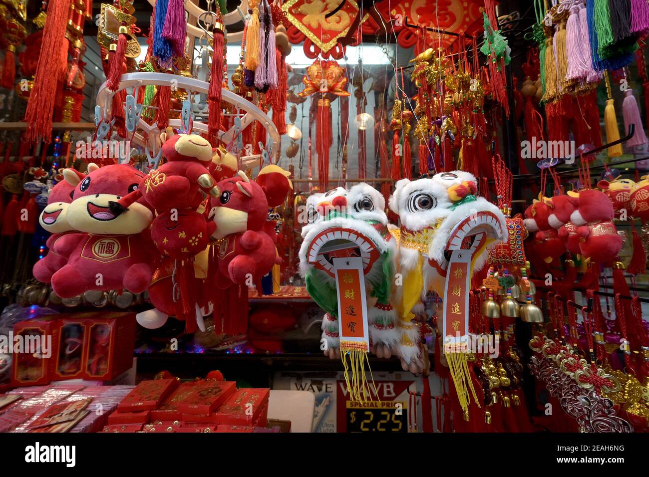 New York, USA. Februar 2021, 09th. Drachen und Plüsch Ochsen Spielzeug zum Verkauf schmücken die Vorderseite eines Geschenkeladen nur Tage vor dem Beginn des chinesischen Neujahrs in Manhattans Chinatown Viertel, New York, NY, 9. Februar 2021. Mitglieder der chinesischen Gemeinschaft und anderer asiatischer Kulturen feiern das chinesische Mondneujahr, das Jahr der OX, das am 12. Februar beginnt und bis Januar 31st als wichtigster Feiertag in China gilt. (Foto von Anthony Behar/Sipa USA) Quelle: SIPA USA/Alamy Live News Stockfoto