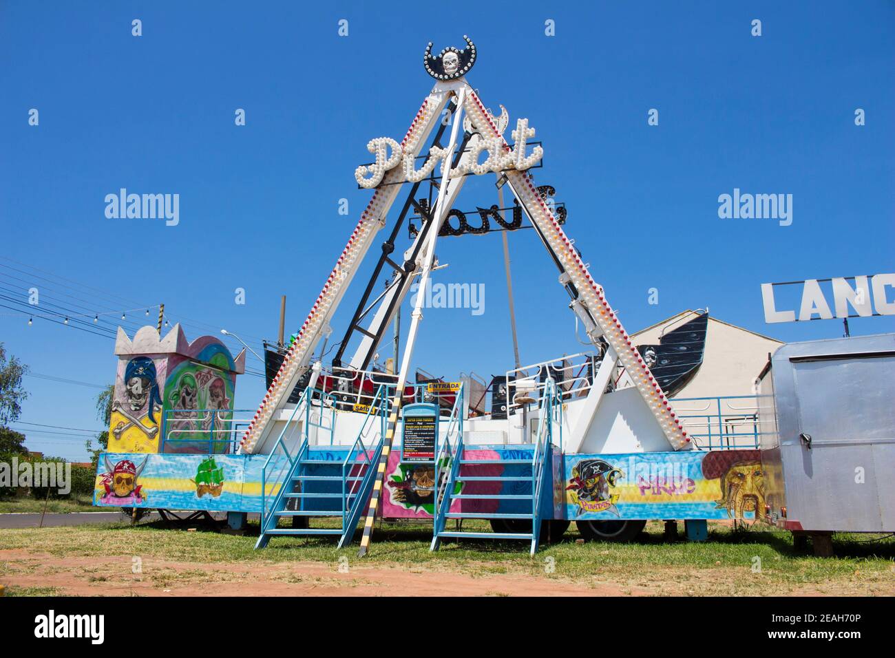 Ibitinga, SP, Brasilien - 02 07 2021: Piratenschifffahrt in einem Vergnügungspark Stockfoto