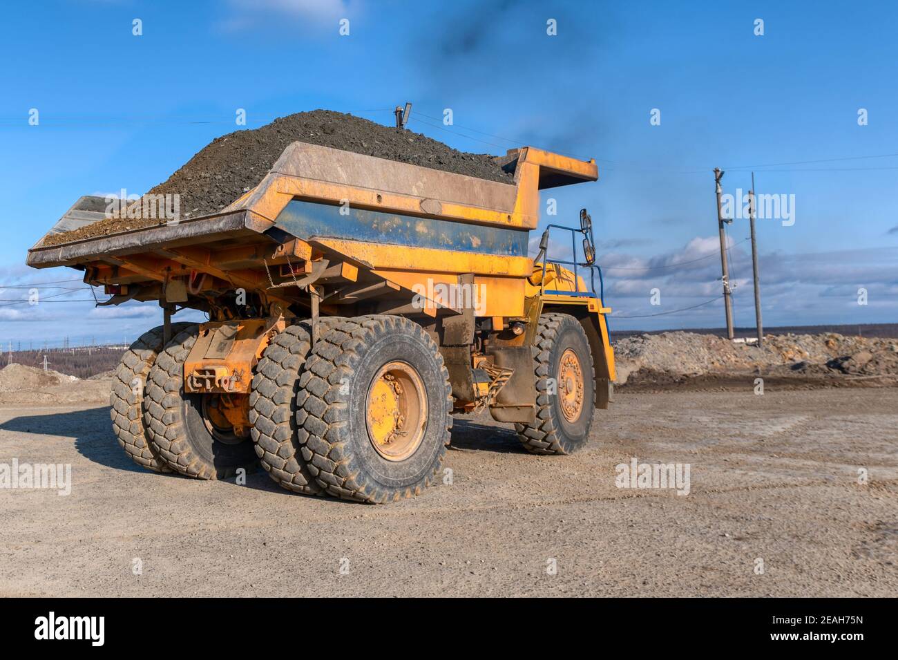 Bergbau LKW Muldenkipper mit Erz beladen. Transport des abgebauten Erzes vom Tagebau zur Oberfläche Stockfoto