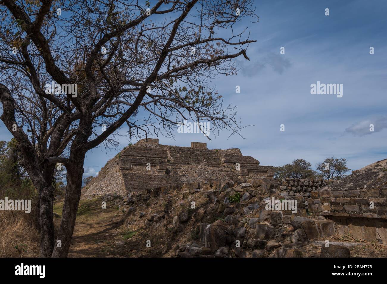 Archäologische Stätte Monte Albán, antike Hauptstadt der Zapoteken und UNESCO-Weltkulturerbe, auf einer Bergkette in der Nähe von Oaxaca-Stadt, Oaxaca, Mexiko. Stockfoto