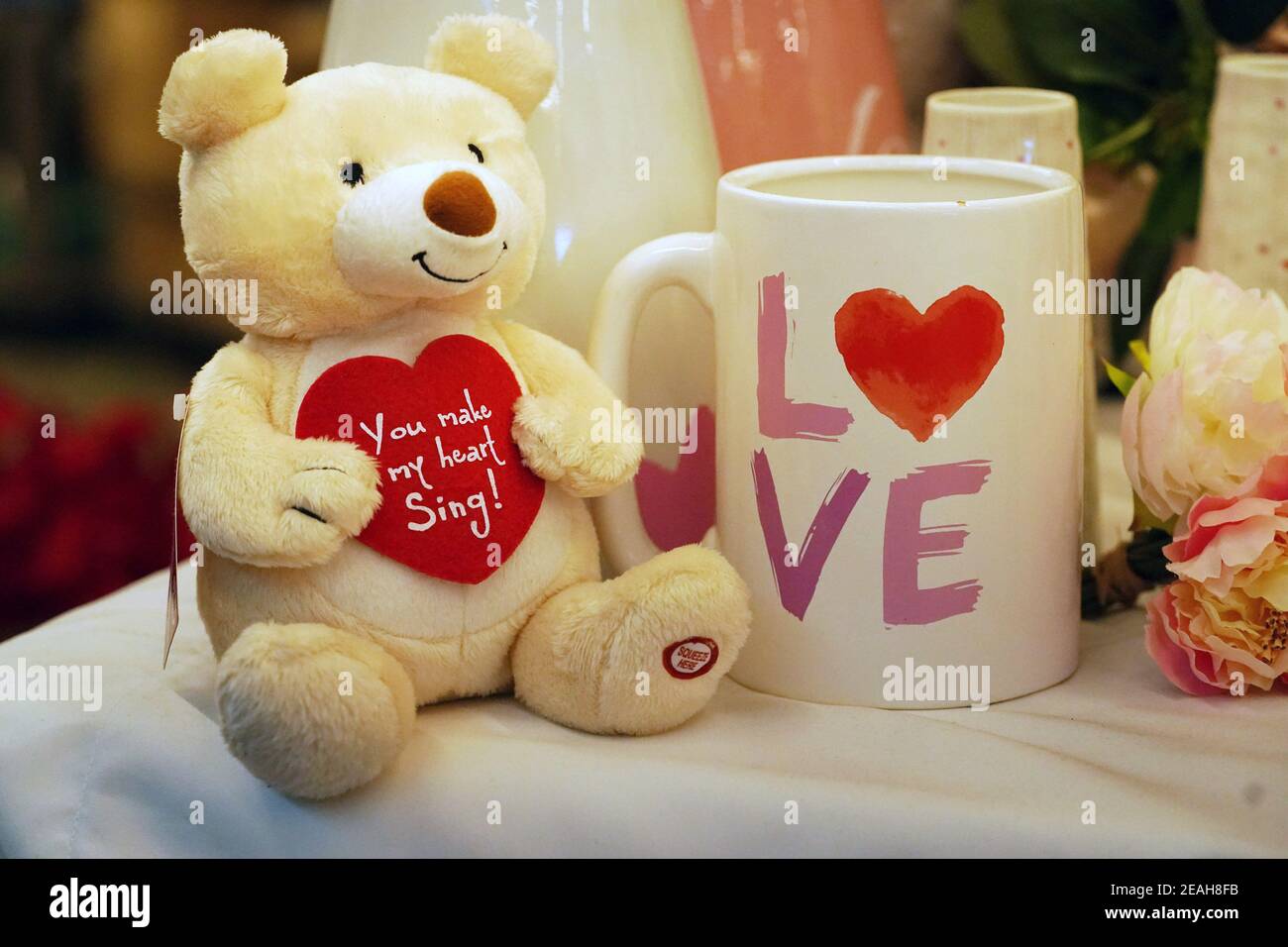 Valentines Day Accessoires warten auf den Verkauf bei Walter Knoll Floristen in St. Louis am Dienstag, 9. Februar 2021. Valentinstag ist Sonntag 14. Februar. Foto von Bill Greenblatt/UPI Kredit: UPI/Alamy Live News Stockfoto