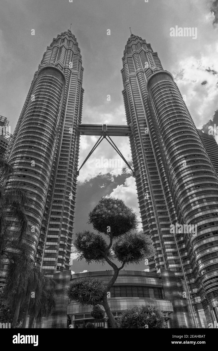 Blick vom Boden auf die Petronas Twin Towers Stockfoto