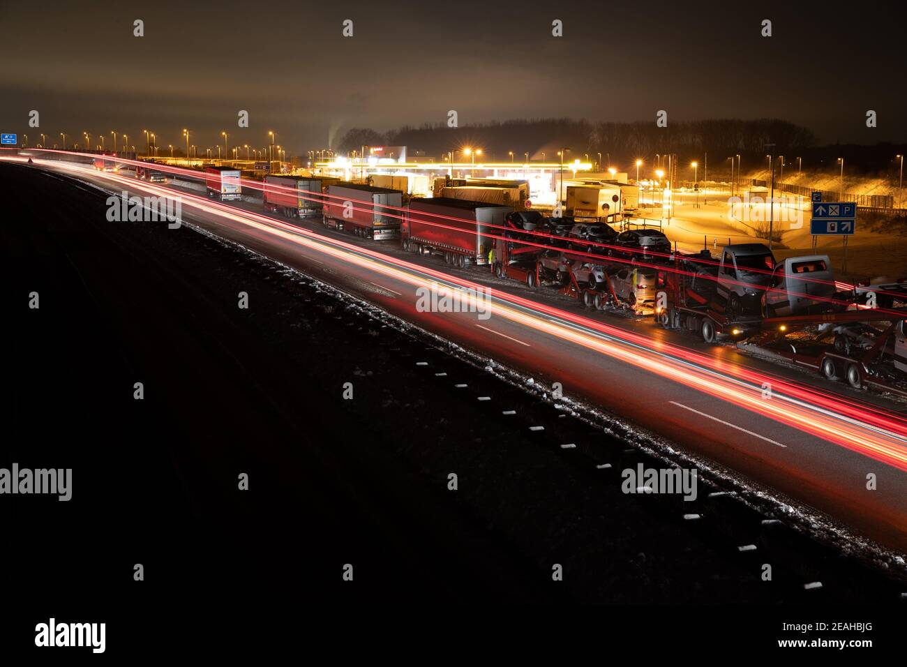 Bad Salzuflen, Deutschland. Februar 2021, 09th. Auf einer harten Schulter der Autobahn A2 auf dem Rastplatz Lipperland Nord werden zahlreiche Lkw abgestellt. Nach dem Schneechaos am A2 in der Nacht auf Dienstag warnt die Polizei erneut vor dem Fahren auf dieser Autobahn. Kredit: Friso Gentsch/dpa/Alamy Live Nachrichten Stockfoto