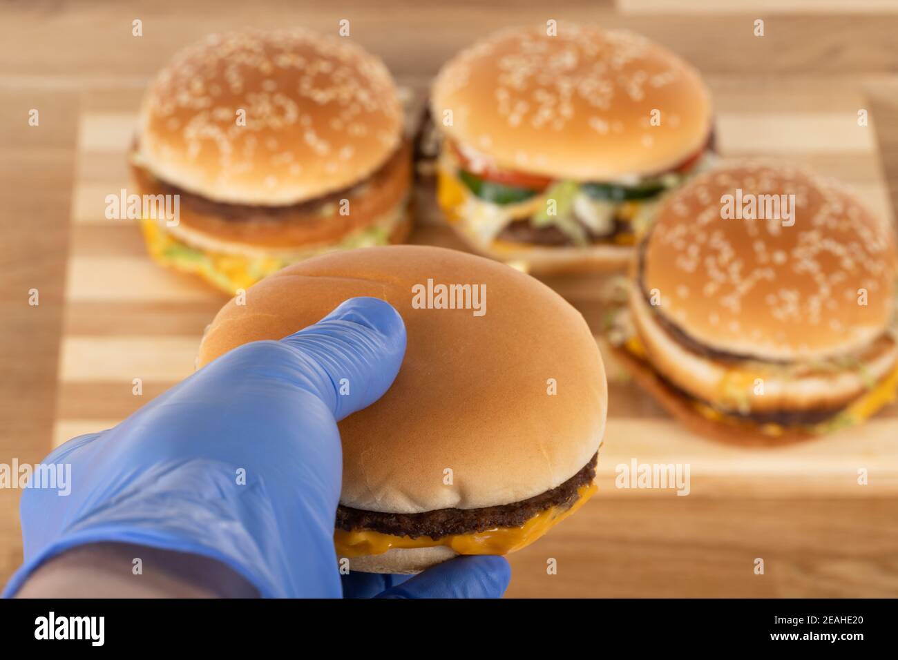 Home Lieferung Burger in der Zeit der Coronavirus Quarantäne - covid-19 Stockfoto