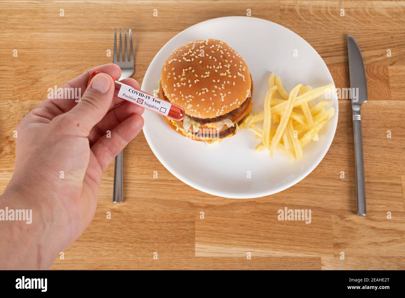 Home Lieferung Burger in der Zeit der Coronavirus Quarantäne - covid-19 Stockfoto