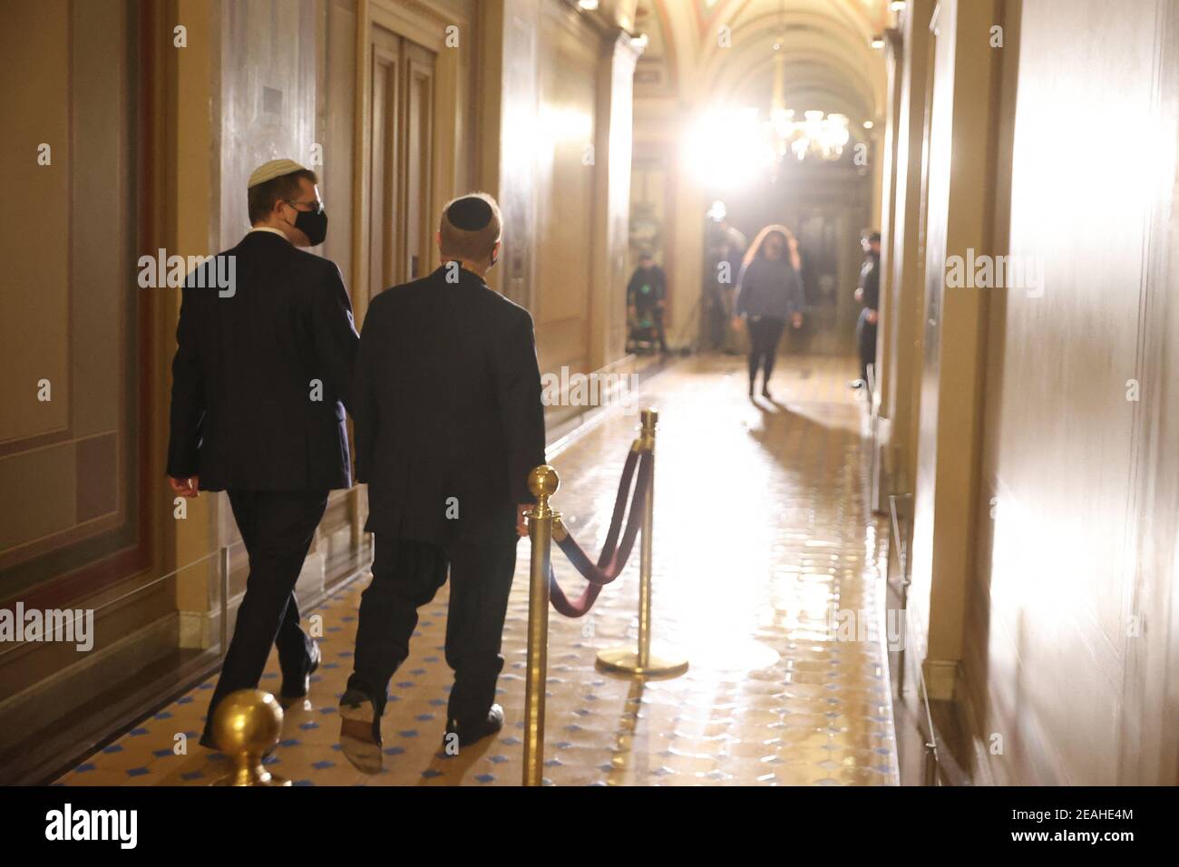 David Schoen (R), 62, Verteidiger des ehemaligen Präsidenten Donald Trump, geht am ersten Tag von Trumps zweitem Amtsenthebungsverfahren im Senat am 09. Februar 2021 in Washington, DC, USA, durch die Hallen des US-Kapitols. Siebzehn Republikaner müssten sich allen 50 Demokraten anschließen, um Trump der Anklage, der er gegenübersteht, „Aufwiegelung des Aufstands“ zu überführen. Foto: Chip Somodevilla/Pool/ABACAPRESS.COM Stockfoto