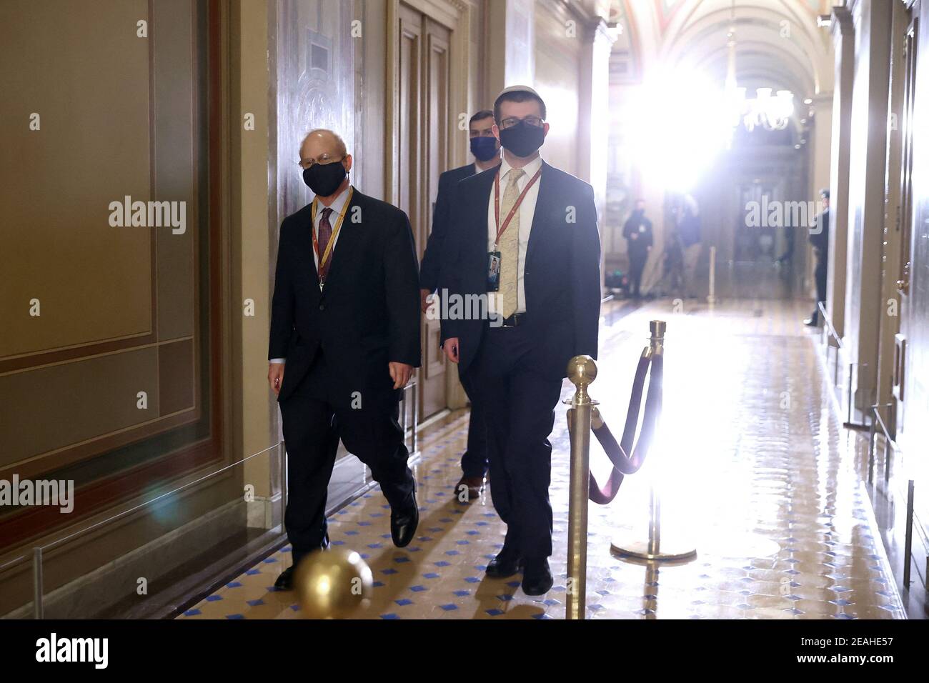 David Schoen (L), 62, Verteidiger des ehemaligen Präsidenten Donald Trump, geht am ersten Tag von Trumps zweitem Amtsenthebungsverfahren im Senat am 09. Februar 2021 in Washington, DC, USA, durch die Hallen des US-Kapitols. Siebzehn Republikaner müssten sich allen 50 Demokraten zu überführen Trump der Anklage, die er konfrontiert, âÂ € Âœincitement des Aufstandes.âÂ € ÂPhoto von Chip Somodevilla/Pool/ABACAPRESS.COM Stockfoto