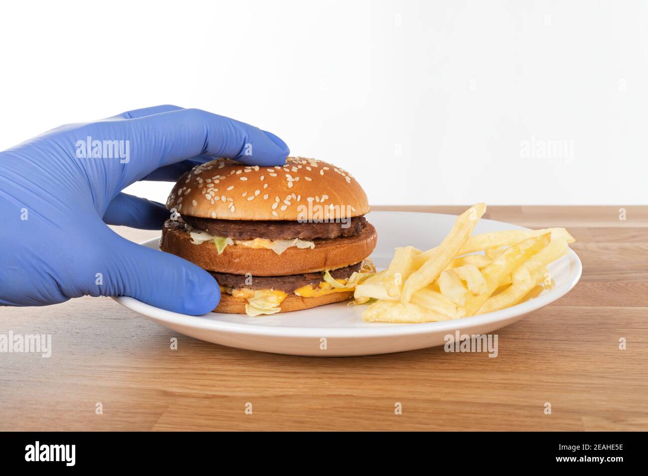 Home Lieferung Burger in der Zeit der Coronavirus Quarantäne - covid-19 Stockfoto