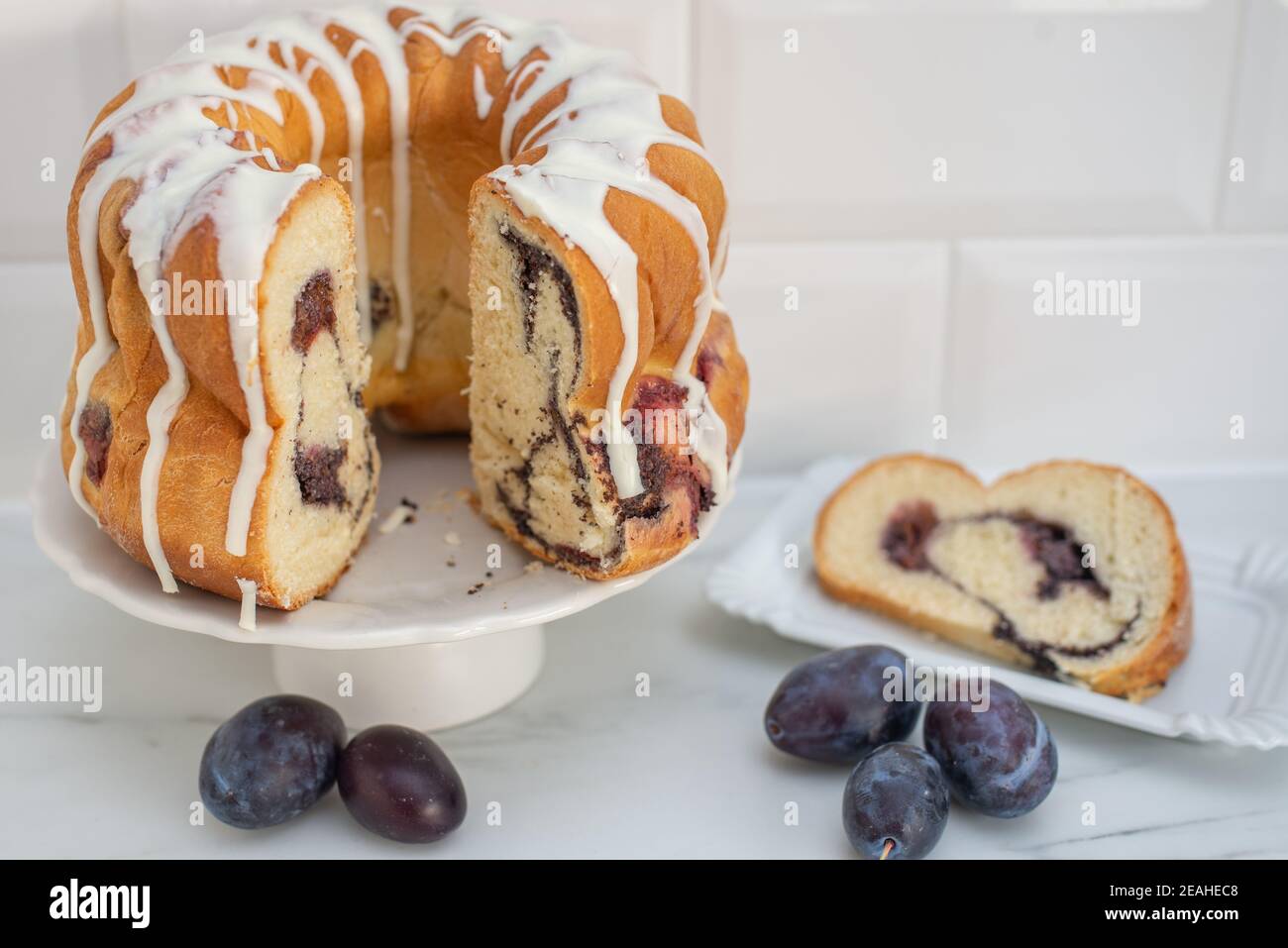 Typisch deutscher Mohn Pflaume Gugelhupf Kuchen auf einem Tisch Stockfoto
