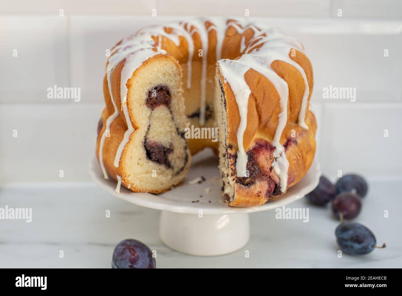 Typisch deutscher Mohn Pflaume Gugelhupf Kuchen auf einem Tisch Stockfoto