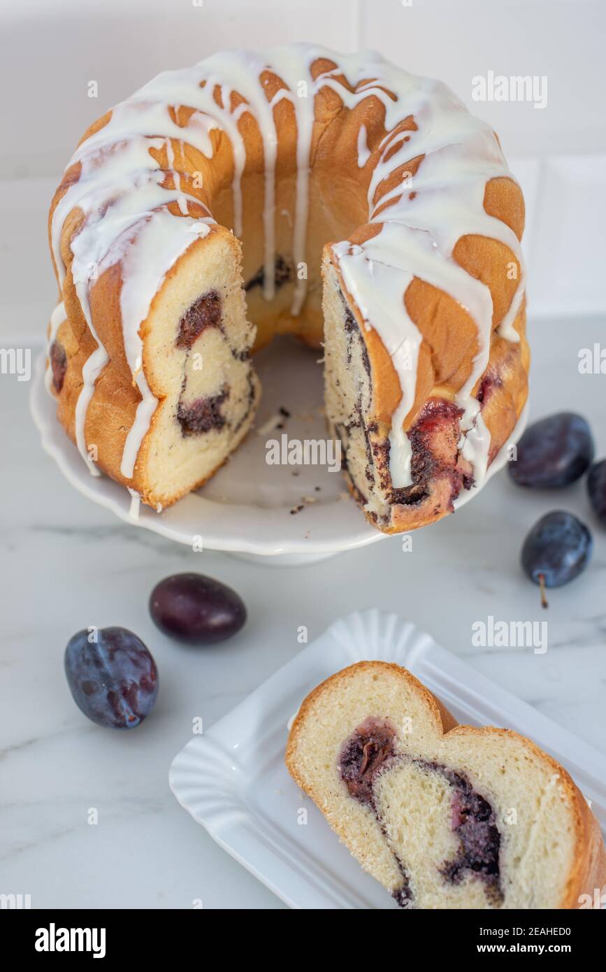 Typisch deutscher Mohn Pflaume Gugelhupf Kuchen auf einem Tisch Stockfoto