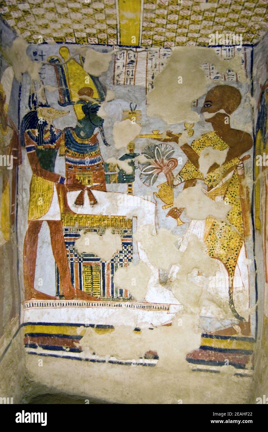 Gemälde aus dem Grab des alten ägyptischen Propheten Khonsu, erster Prophet des Pharao Tutmosis III. Gezeigt bietet einen Blumenstrauß zum g Stockfoto