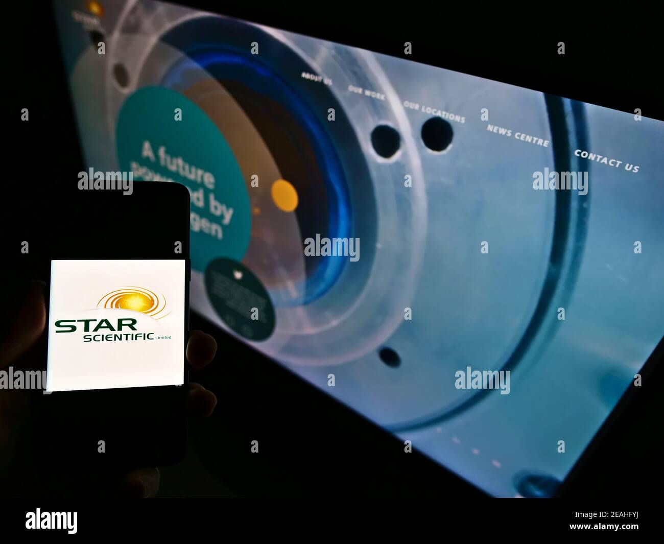 Person hält Smartphone mit Logo der australischen Wasserstoffgesellschaft Star Scientific Limited auf dem Bildschirm vor der Website. Konzentrieren Sie sich auf die Telefonanzeige. Stockfoto